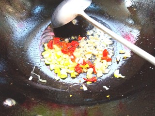 韭菜炒粉丝,起锅烧油爆香葱，蒜，干辣椒