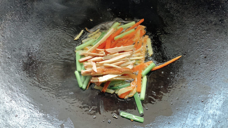 韭菜炒粉丝,炒至变软出香后，加入香干炒至