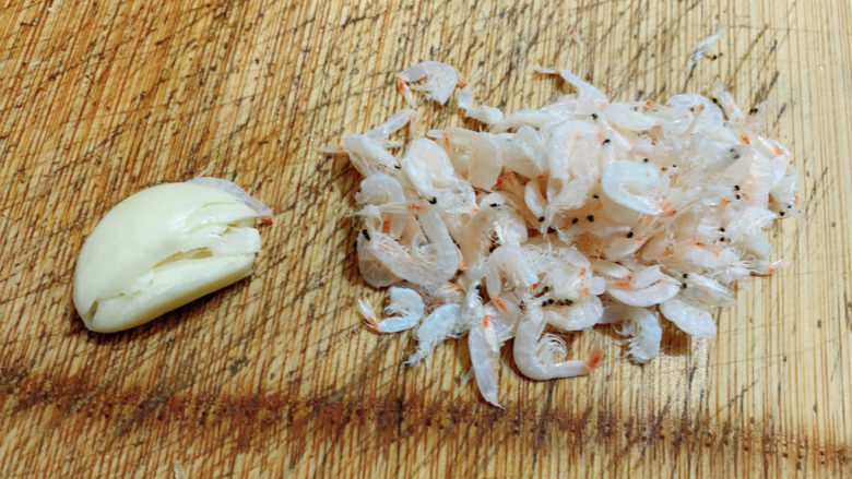 清炒油麦菜,将蒜瓣拍散，虾皮适量洗净待用。