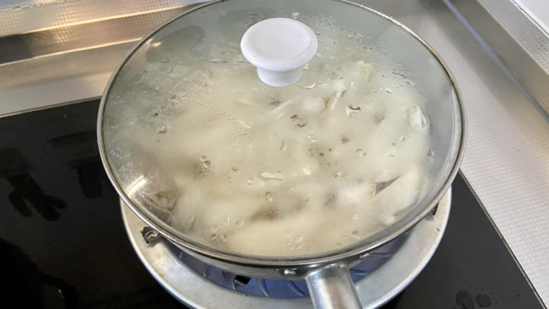 凉拌杏鲍菇➕凉拌酸辣杏鲍菇,坐锅烧水，水开下杏鲍菇，中小火煮2分钟，