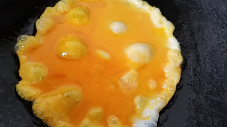 韭菜炒粉丝,锅内放油烧热倒入蛋液
