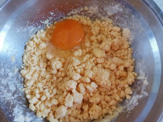 玉米馒头,盆里称入100克玉米面，用开水烫成面疙瘩，加入一个鸡蛋，加入10克白砂糖