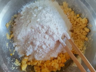 玉米馒头,加入普通面粉200克