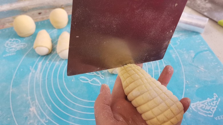 玉米馒头,用刮刀压出玉米粒痕迹