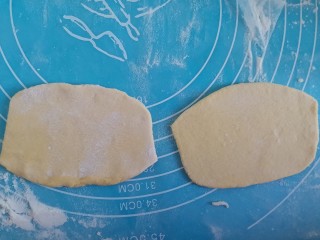 玉米馒头,黄色面团揉面排气后，分出部分，擀成0.5厘米厚饼