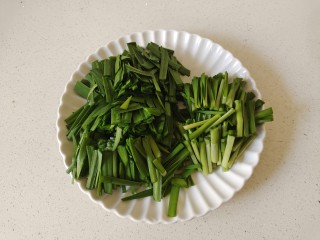 韭菜炒粉丝,韭菜清洗干净切成小段，菜梗和叶分开放