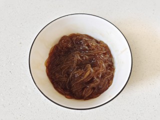 韭菜炒粉丝,粉条加入老抽和食用油搅拌均匀