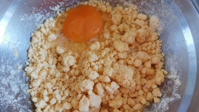 光滑反光的玉米面馒头,打入一个鸡蛋
