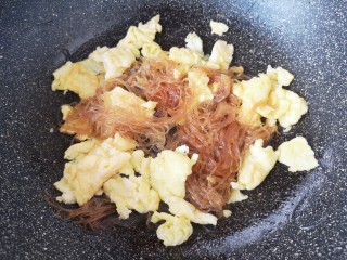 韭菜炒粉丝,下入炒好的鸡蛋翻炒均匀。