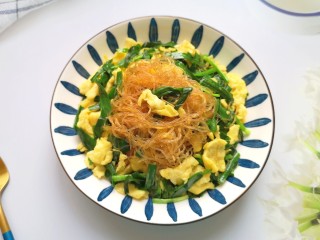 韭菜炒粉丝,属于春天的味道。