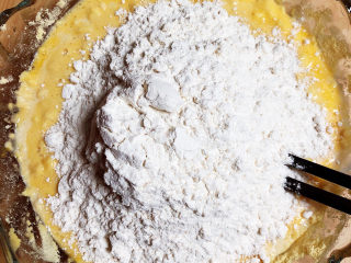 玉米馒头,加入面粉，将面搅匀。