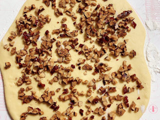玉米馒头,将面擀开，撒上切好的红枣丁，将饼从一侧卷起。