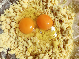 玉米馒头,玉米面中打入鸡蛋，少许玉米油。