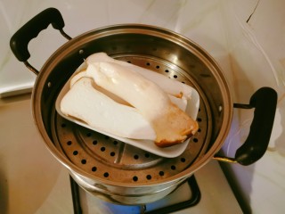 凉拌杏鲍菇,放入蒸锅蒸制15分钟。