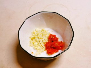 凉拌杏鲍菇,蒜切碎放入碗中，同时加入剁椒。
