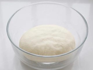 玉米馒头,启动面包机揉成光滑的软面团，覆盖保鲜膜静置发酵。发酵的时间并不固定，夏季气温较高会比冬天速度快。