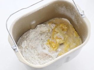 玉米馒头,将普通面粉、玉米粉、细砂糖、干酵母和清水以先液体后固体的顺序放进面包机搅拌桶内。没有机器可以用手揉面，我是偷懒了。