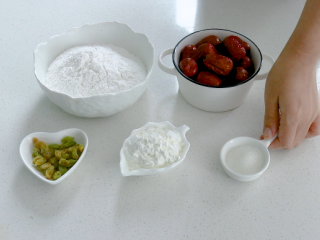 红枣糯米糕,红枣10-15颗  葡萄干少许  糯米粉200g  玉米淀粉 35g 白砂糖20g 水250ml
