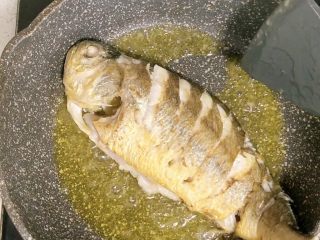 剁椒鲈鱼,把鱼煎的两面金黄