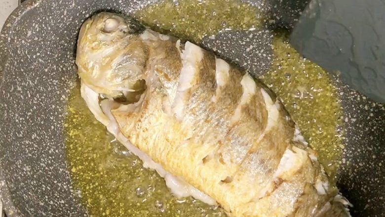 剁椒鲈鱼,把鱼煎的两面金黄