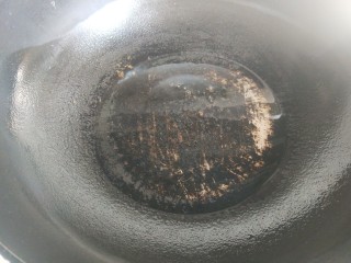 牛排意面,锅中倒入适量油。