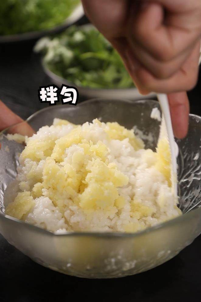 菜包饭,煮饭的米饭和土豆拿出，土豆压成泥。
