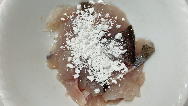 番茄鲈鱼,腌制好入味的鲈鱼片，加适量淀粉抓匀