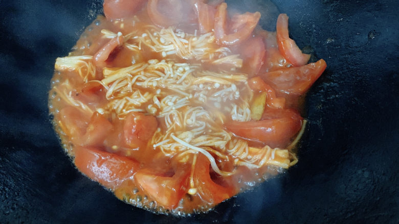 番茄鲈鱼,煮至沸腾后