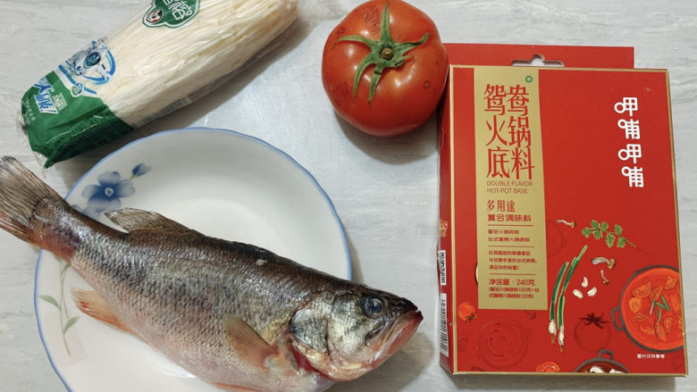 番茄鲈鱼,主要食材如图所示示意，鲈鱼、番茄、<a style='color:red;display:inline-block;' href='/shicai/ 234'>金针菇</a>、番茄火锅底料。