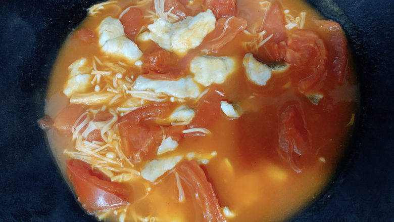番茄鲈鱼,中小火煮至变色成熟