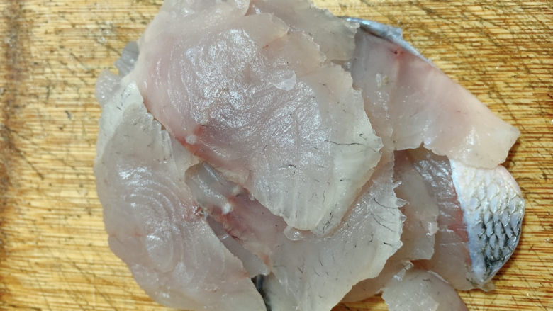 番茄鲈鱼,鲈鱼一只，鱼头鱼尾鱼骨弃用，片出鱼肉。