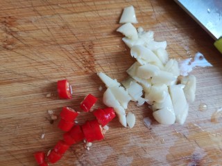 韭菜炒粉丝,大蒜拍碎，小米辣切段