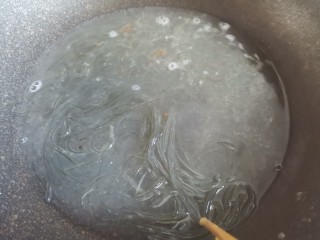 韭菜炒粉丝,锅里烧水，把粉丝焯水1分钟捞出