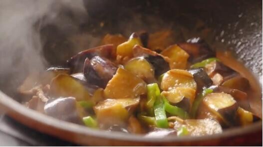 日式味增茄子,步骤五：倒入调好的酱汁，翻炒几下后盖锅盖焖煮两分钟。