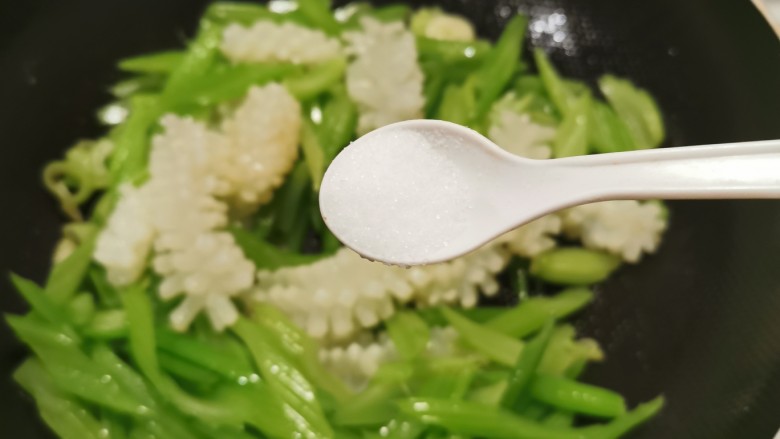 芹菜炒鱿鱼,按自己口味添加适量盐。