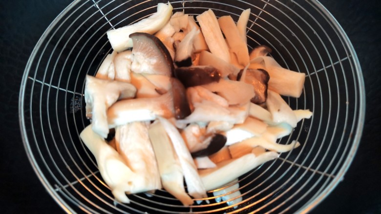 杏鲍菇炒肉片,捞出沥干水份