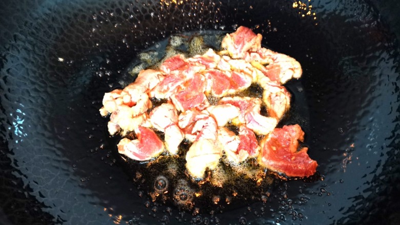 杏鲍菇炒肉片,另起锅，热油放入肉片煎