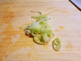 韭菜炒粉丝,葱切片。