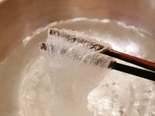 韭菜炒粉丝,放入开水中煮至透明色。