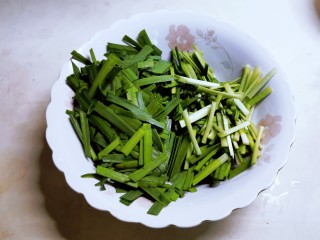 韭菜炒粉丝,切寸段，菜梗和菜叶分开。。