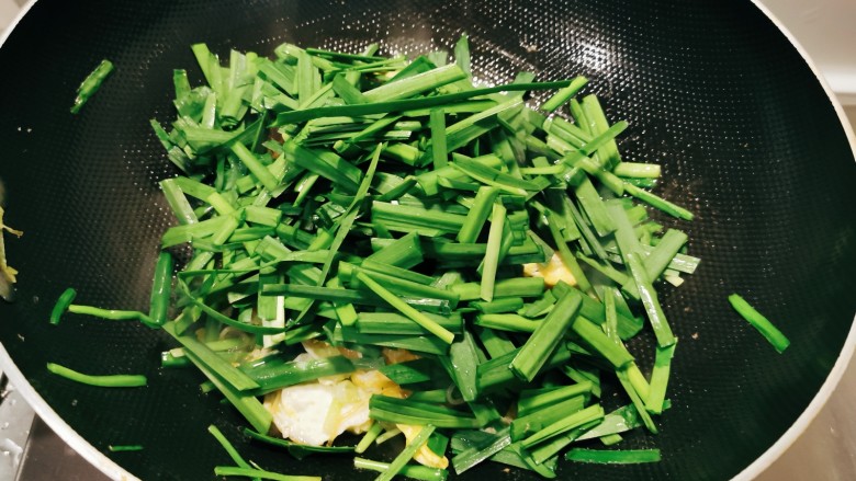 韭菜炒粉丝,放入韭菜叶部分，翻炒。