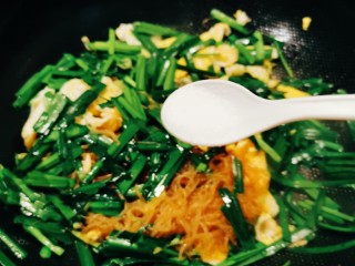 韭菜炒粉丝,根据自己口味需要添加盐。