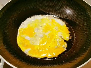 韭菜炒粉丝,起油锅放入食用油，油热后放入鸡蛋液。