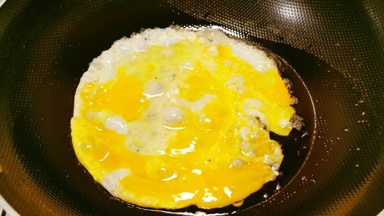 韭菜炒粉丝,起油锅放入食用油，油热后放入鸡蛋液。
