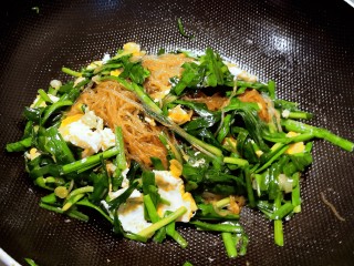 韭菜炒粉丝,翻拌均匀即可关火出锅。