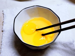 韭菜炒粉丝,鸡蛋敲入碗中，打散。