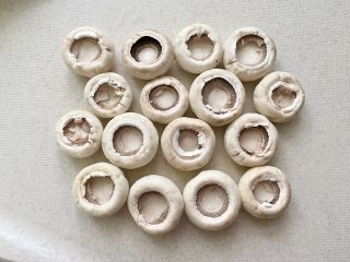 蒜蓉烤口蘑,新鲜的口蘑清洗干净，去掉口蘑柄，翻过来备用；