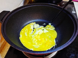 韭菜炒粉丝,煎熟鸡蛋取出