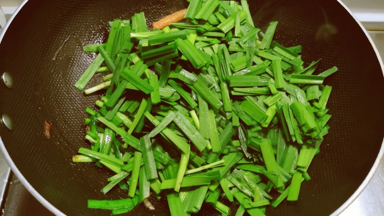 韭菜炒香干,加入韭菜叶部分翻炒。