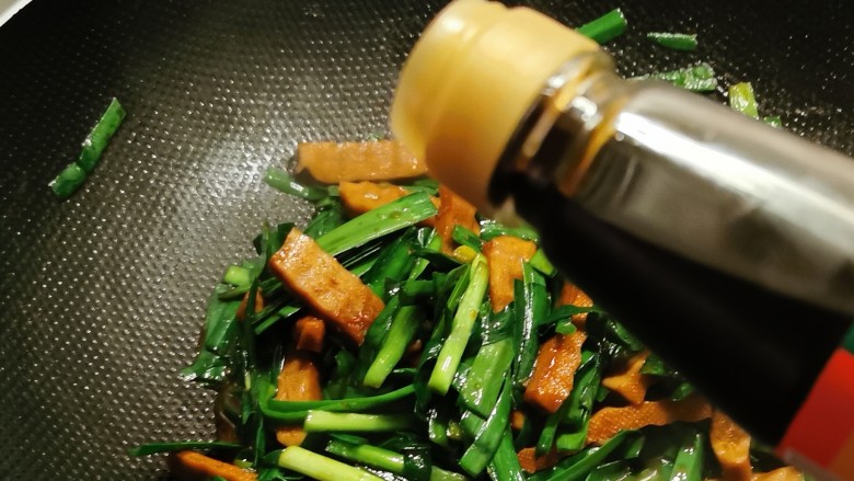 韭菜炒香干,出锅前倒入鲜贝露增鲜，翻拌均匀，关火出锅。